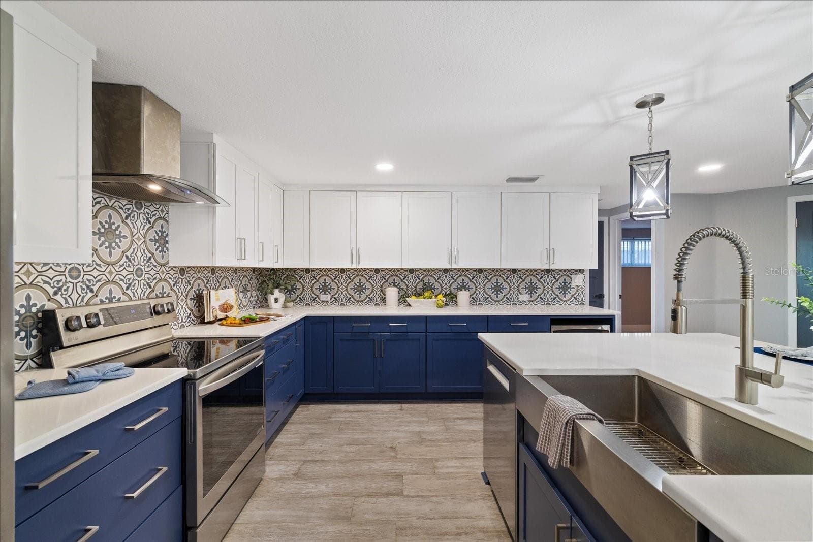 Functional high-end kitchen with island sink and bar - 5001 MARLIN DR, NEW PORT RICHEY