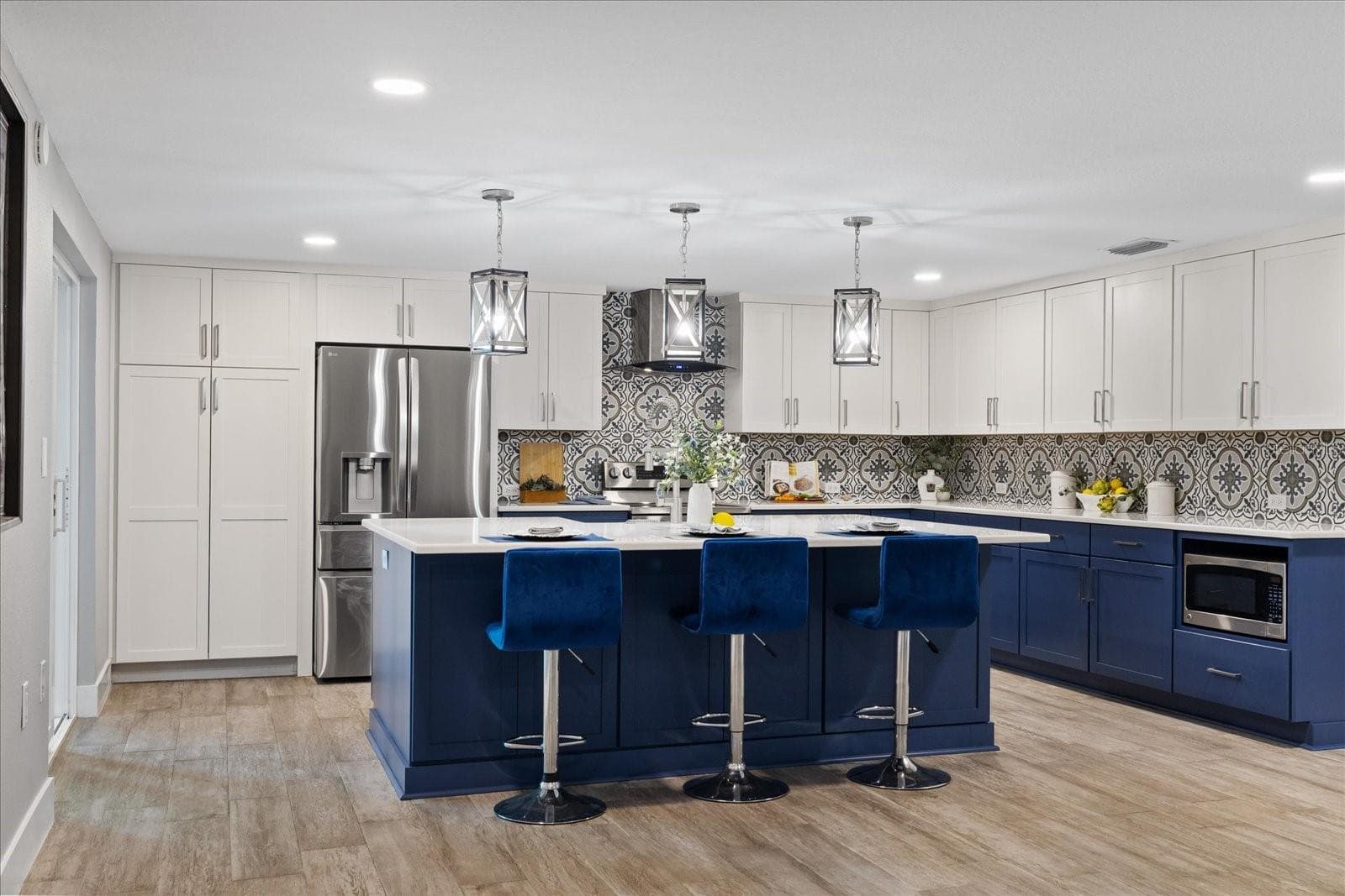 Fully equipped kitchen and undercounter microwave - 5001 MARLIN DR, NEW PORT RICHEY