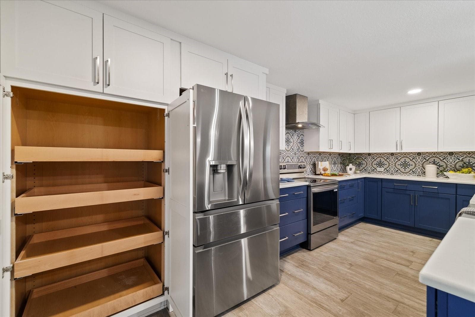 Pantry with pull out shelves. - 5001 MARLIN DR, NEW PORT RICHEY