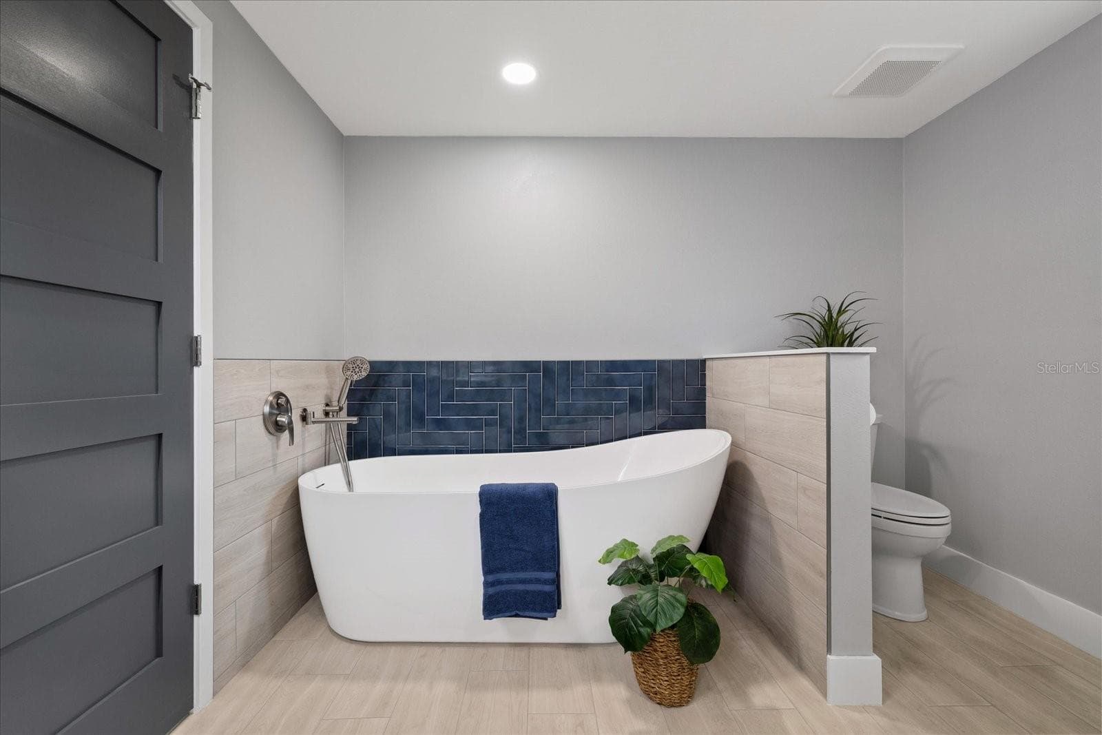 Luxury soaking tub in primary near walk-in closet - 5001 MARLIN DR, NEW PORT RICHEY