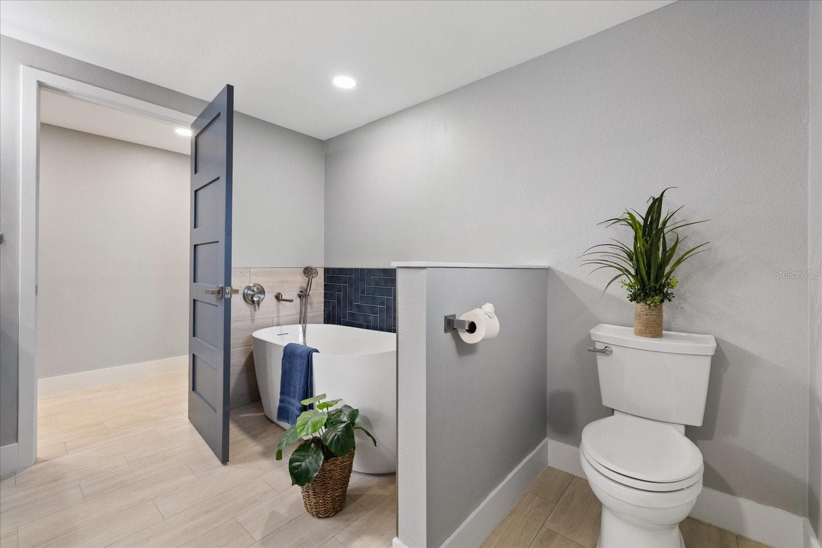 Opening to extra large walk in closet in primary bathroom with divided wall near tub - 5001 MARLIN DR, NEW PORT RICHEY