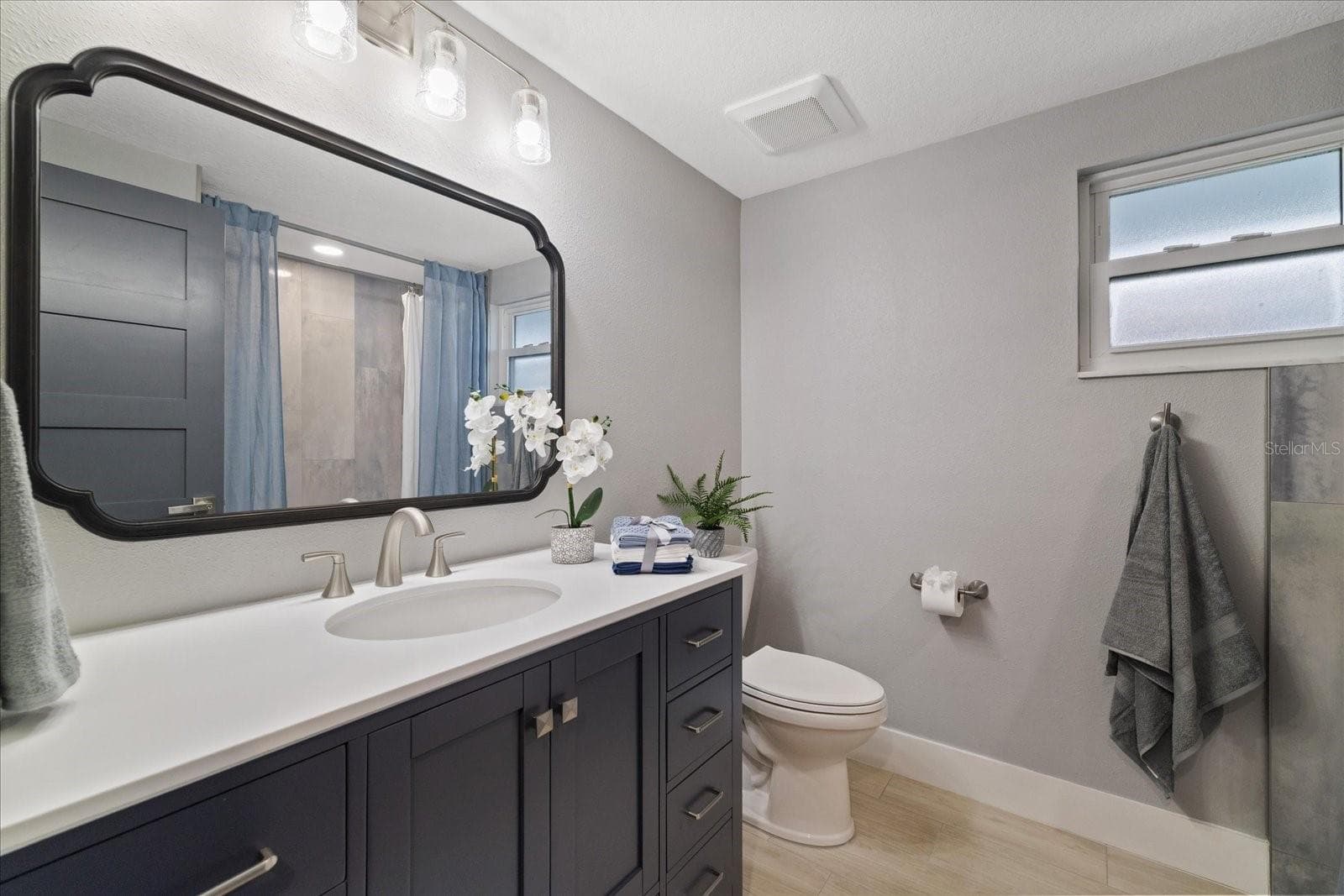 2nd full bath in hallway between guest bedrooms - 5001 MARLIN DR, NEW PORT RICHEY