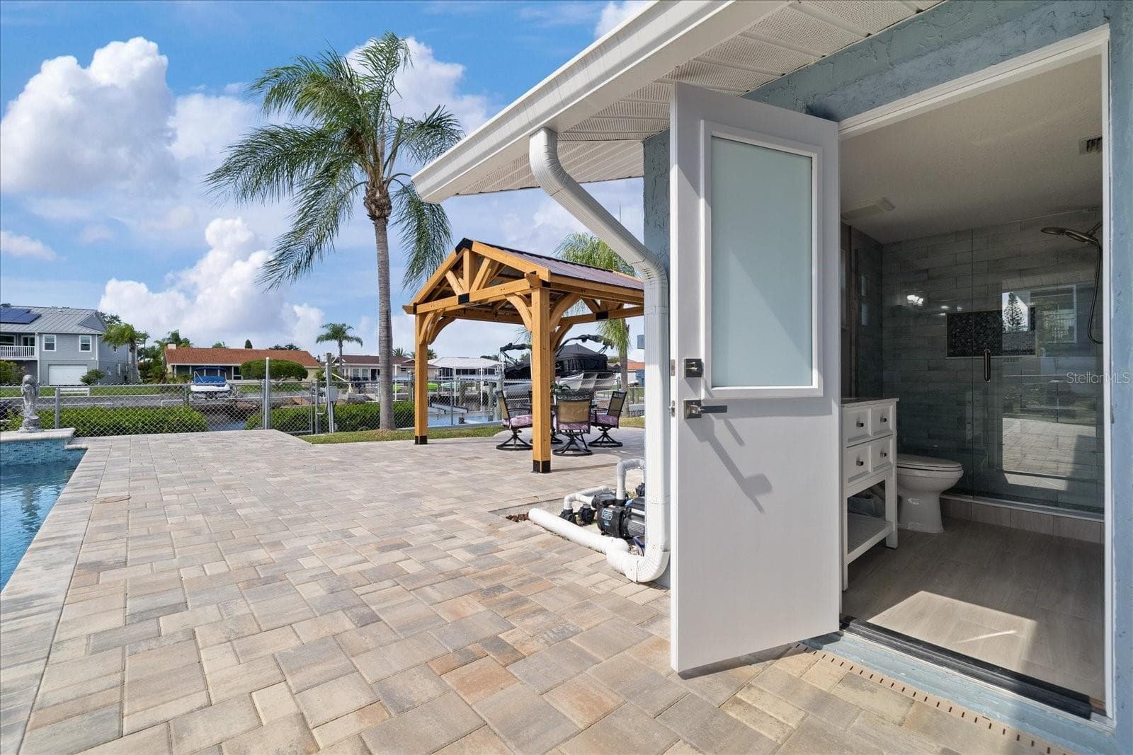 Entrance to full pool bath with shower - 5001 MARLIN DR, NEW PORT RICHEY