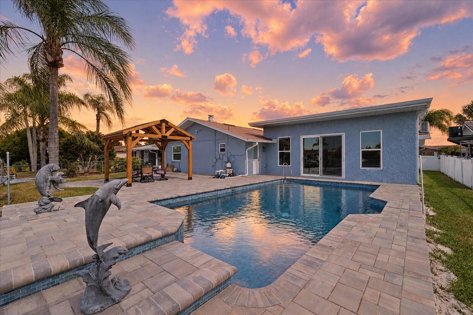 Virtually enhanced-backyard oasis - 5001 MARLIN DR, NEW PORT RICHEY