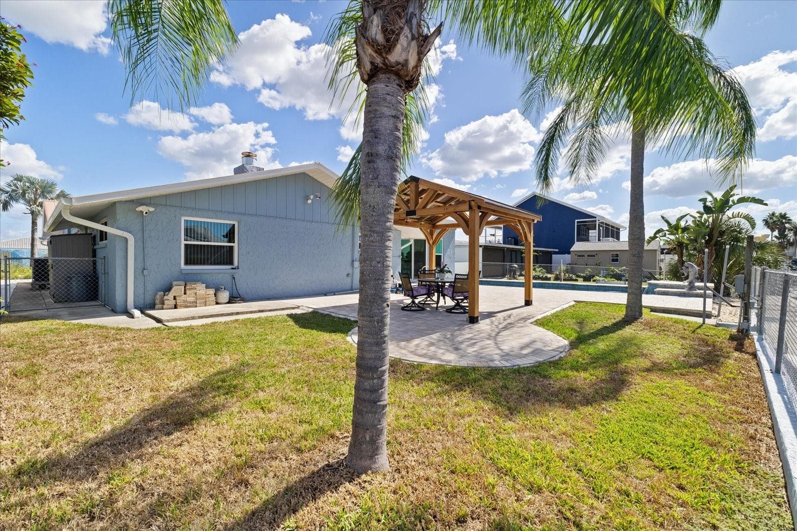Grassy backyard area and palms - 5001 MARLIN DR, NEW PORT RICHEY