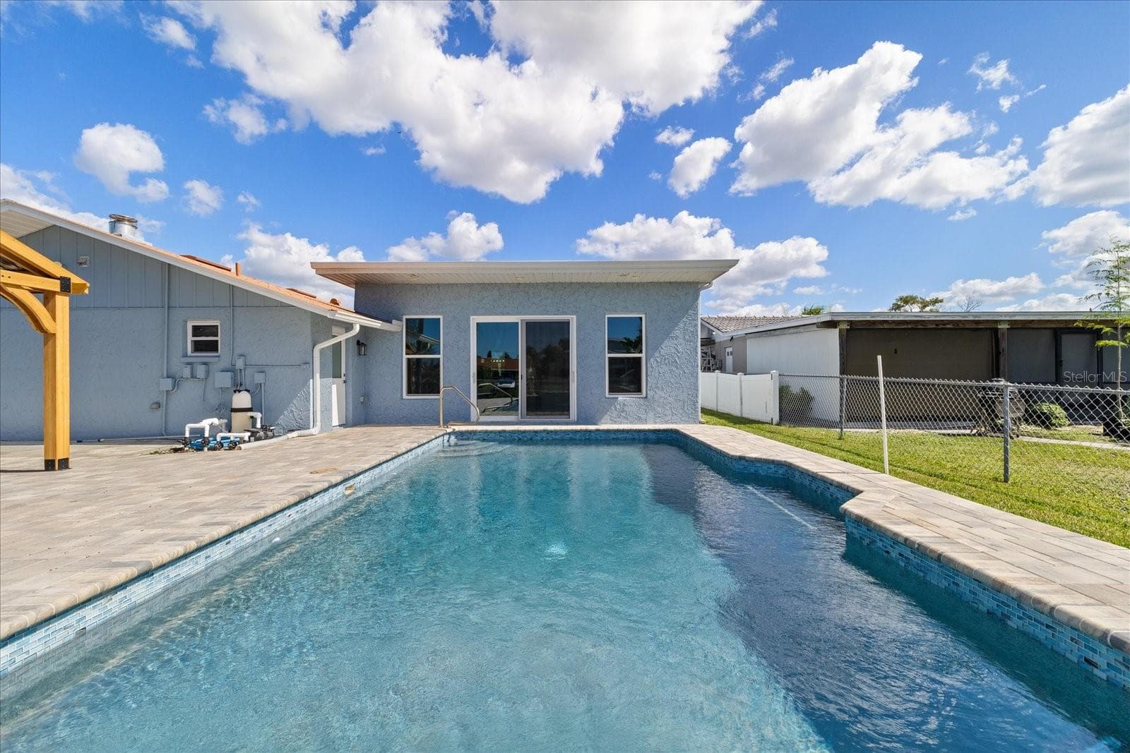 Large sliders to pool and waterfront backyard - 5001 MARLIN DR, NEW PORT RICHEY