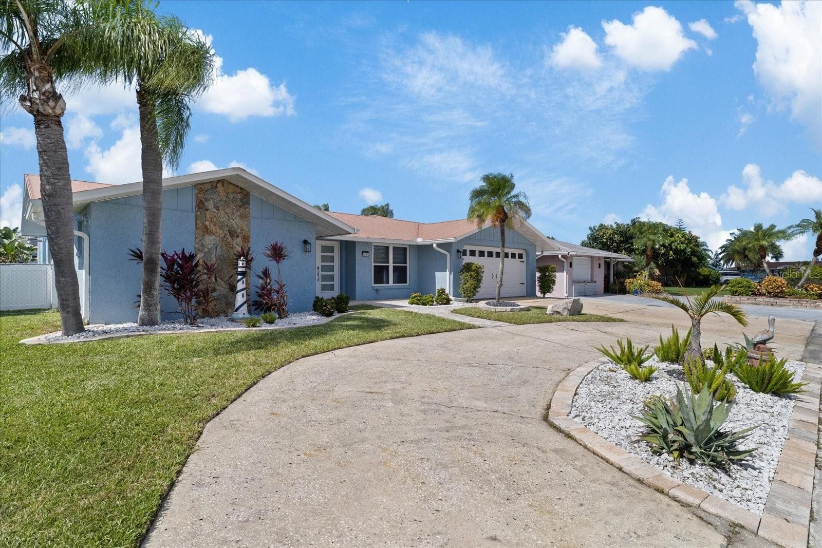 Great circular drive rare in Gulf Harbors - 5001 MARLIN DR, NEW PORT RICHEY