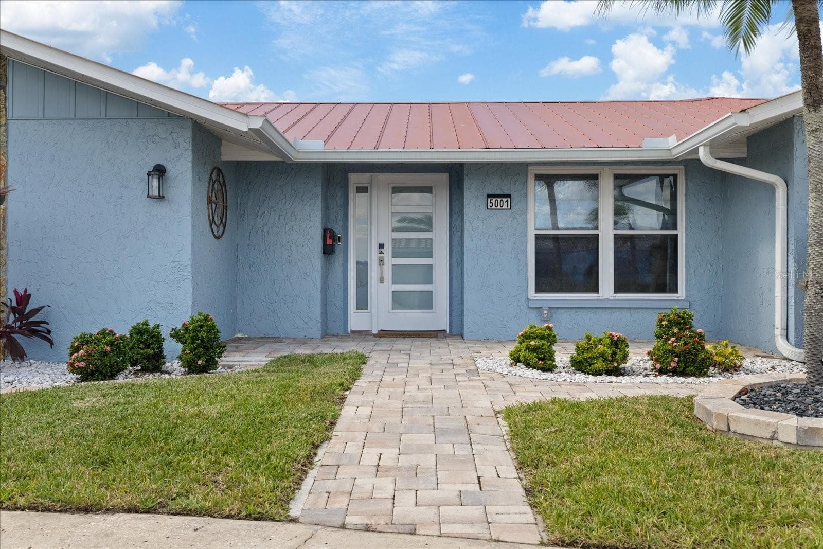 Front walk way with nice landscaping - 5001 MARLIN DR, NEW PORT RICHEY