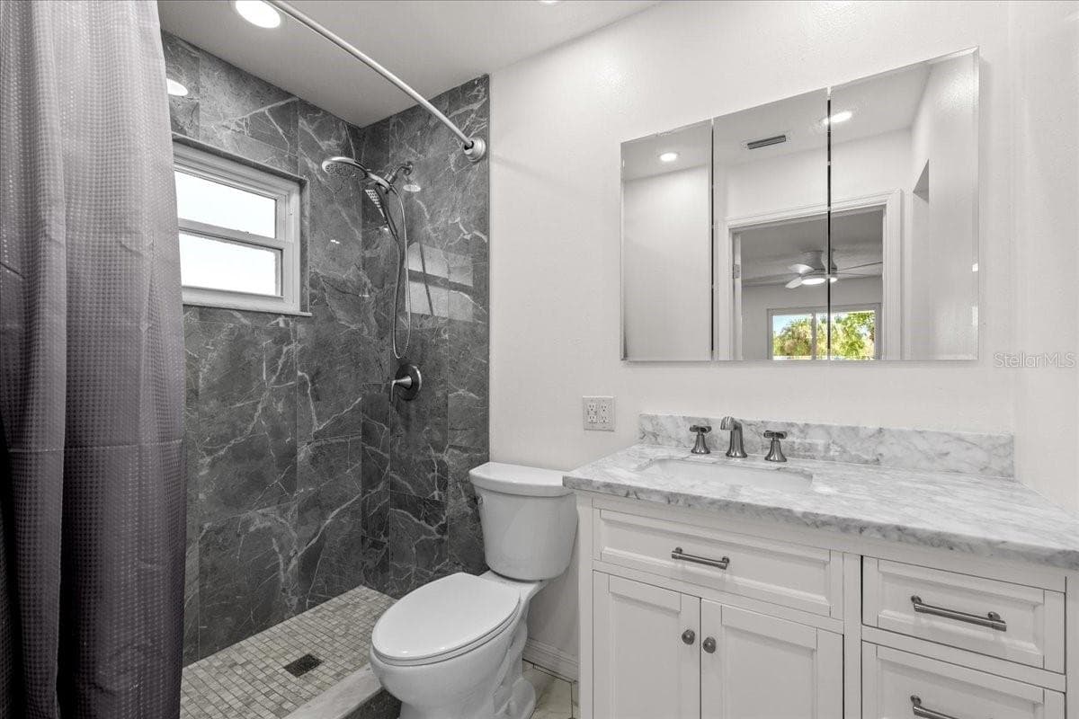 Primary Bathroom - 3010 EVENSONG CT, HOLIDAY