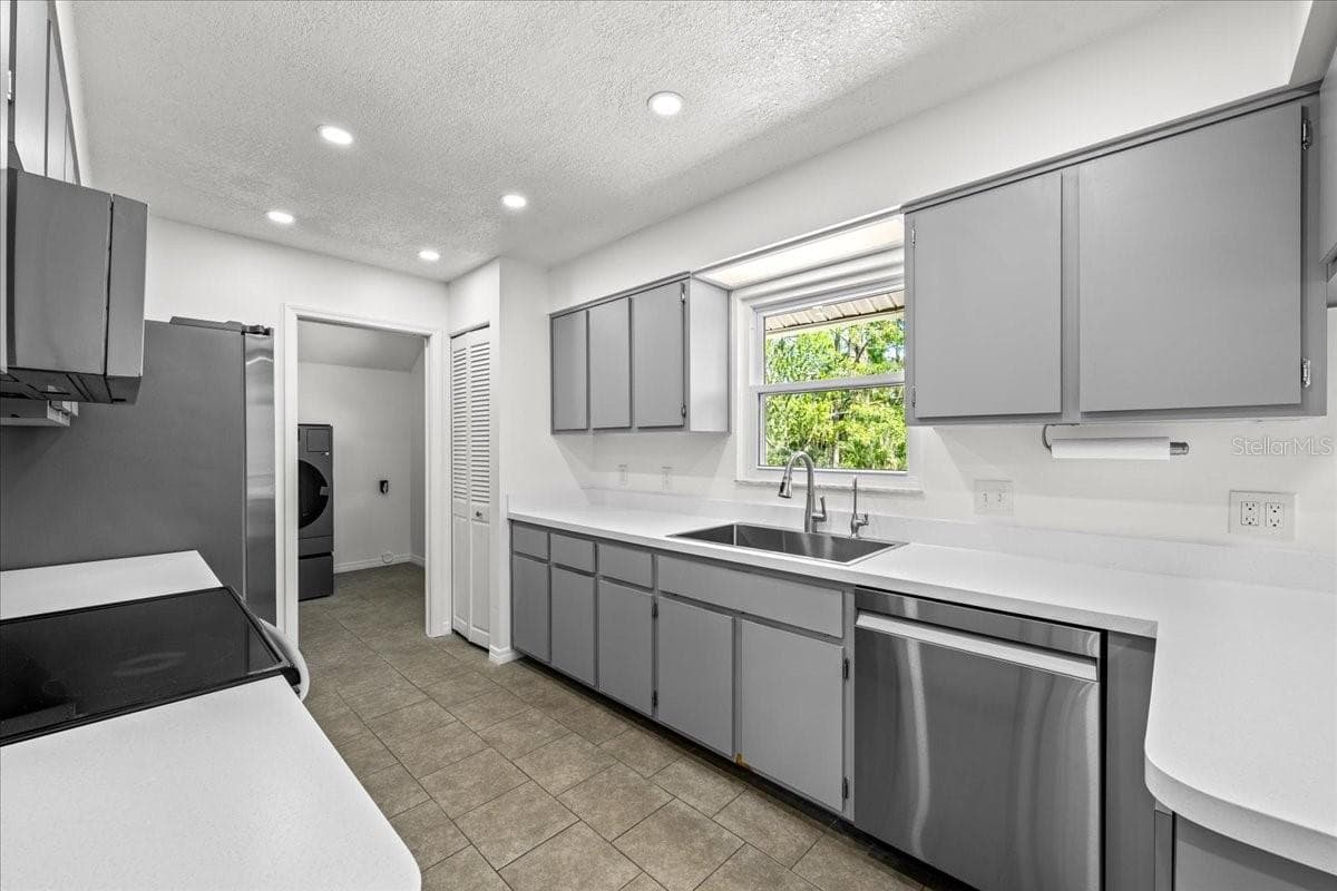 Single Family Residence at 3010 EVENSONG CT, HOLIDAY, photo 12 of 75