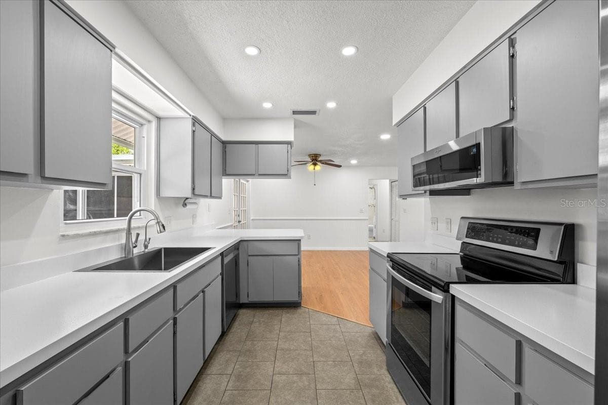 Single Family Residence at 3010 EVENSONG CT, HOLIDAY, photo 16 of 75
