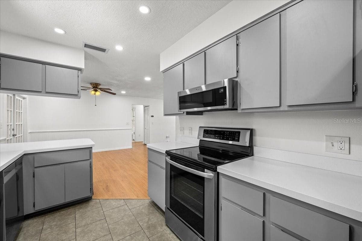 Single Family Residence at 3010 EVENSONG CT, HOLIDAY, photo 17 of 75