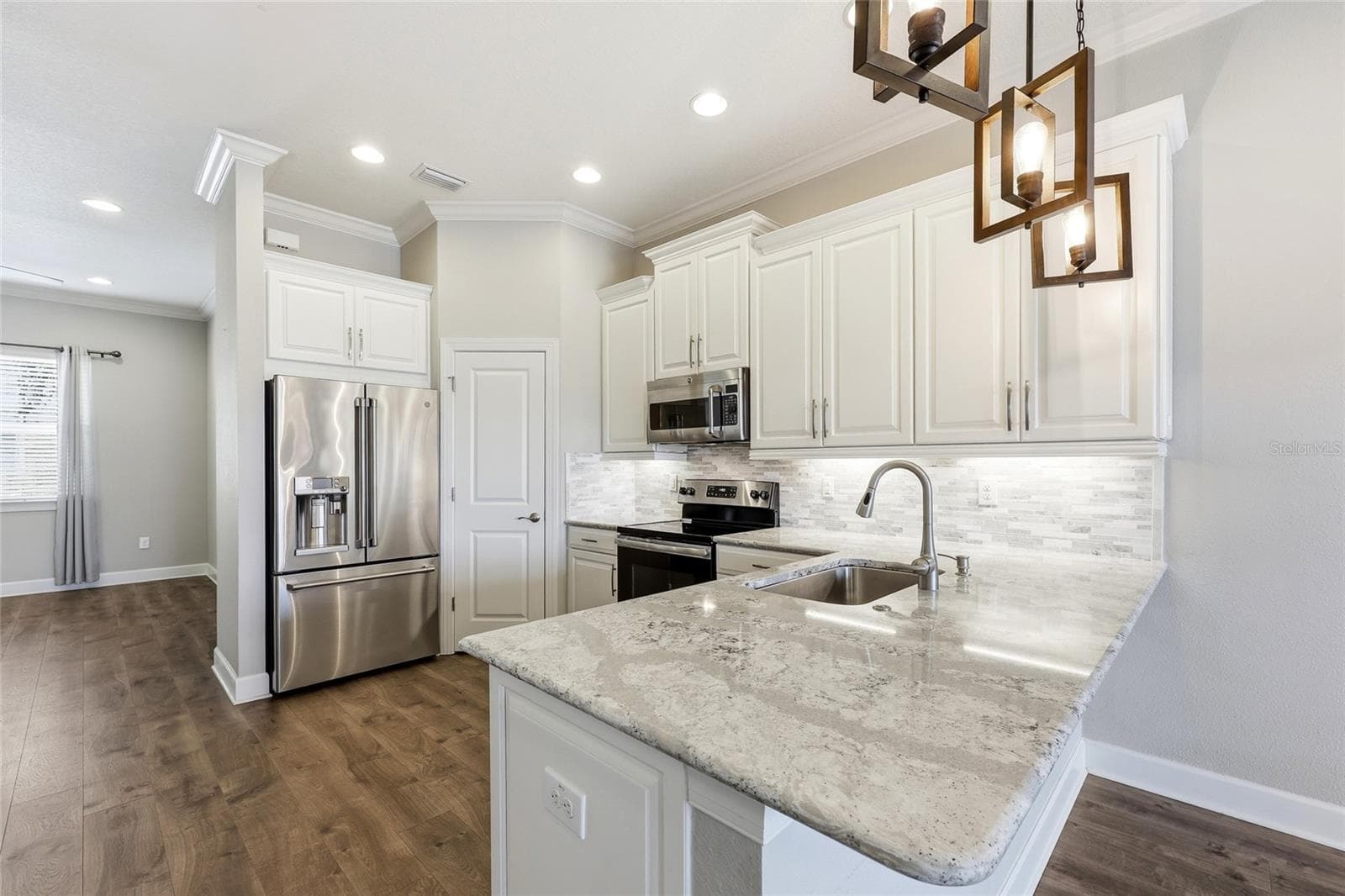 Kitchen - watch the wildlife while cooking - 6072 MOORINGS DR S, ST PETERSBURG