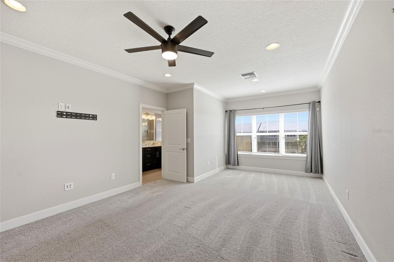 Master bedroom with sitting area and on suite bathroom - 6072 MOORINGS DR S, ST PETERSBURG
