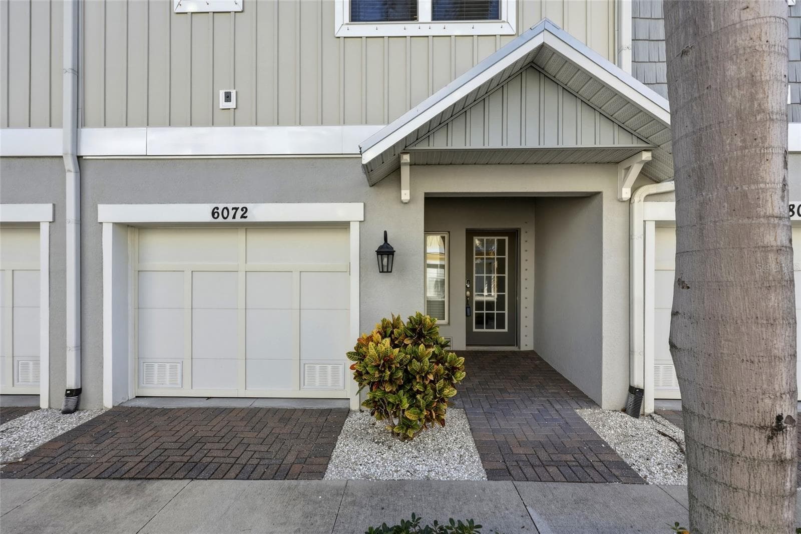 Front door/2.5 car garage - 6072 MOORINGS DR S, ST PETERSBURG