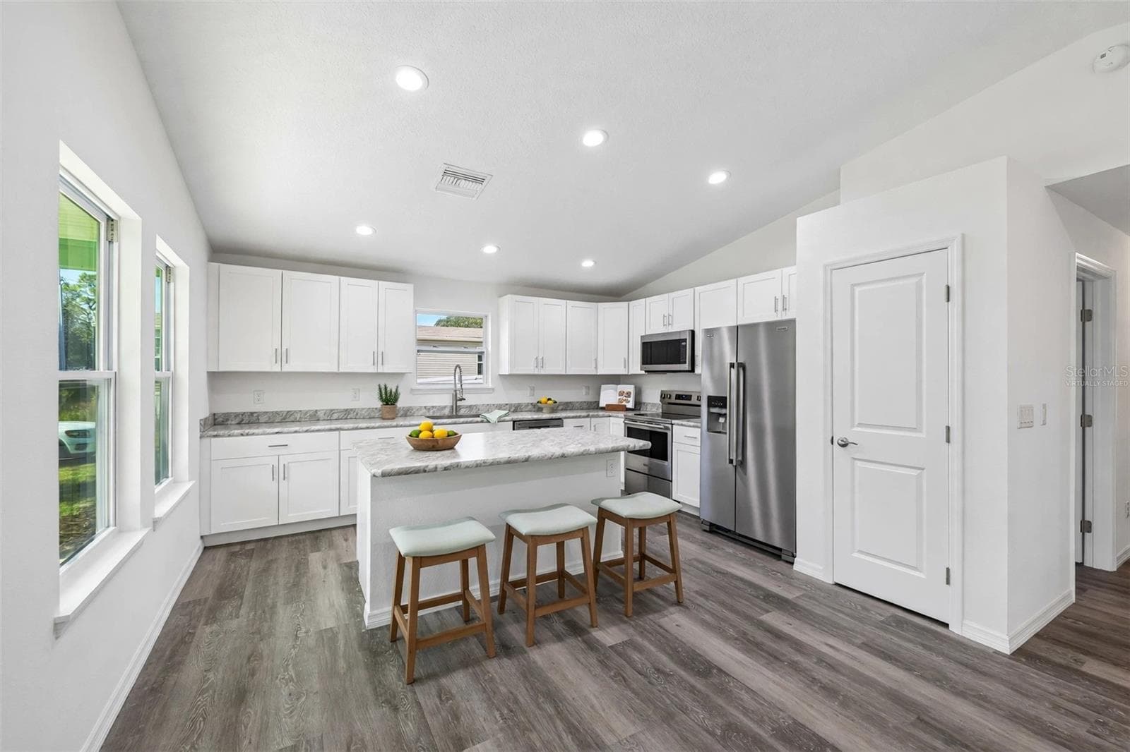 Virtually Staged - 40091 OAKRIDGE DR, LADY LAKE