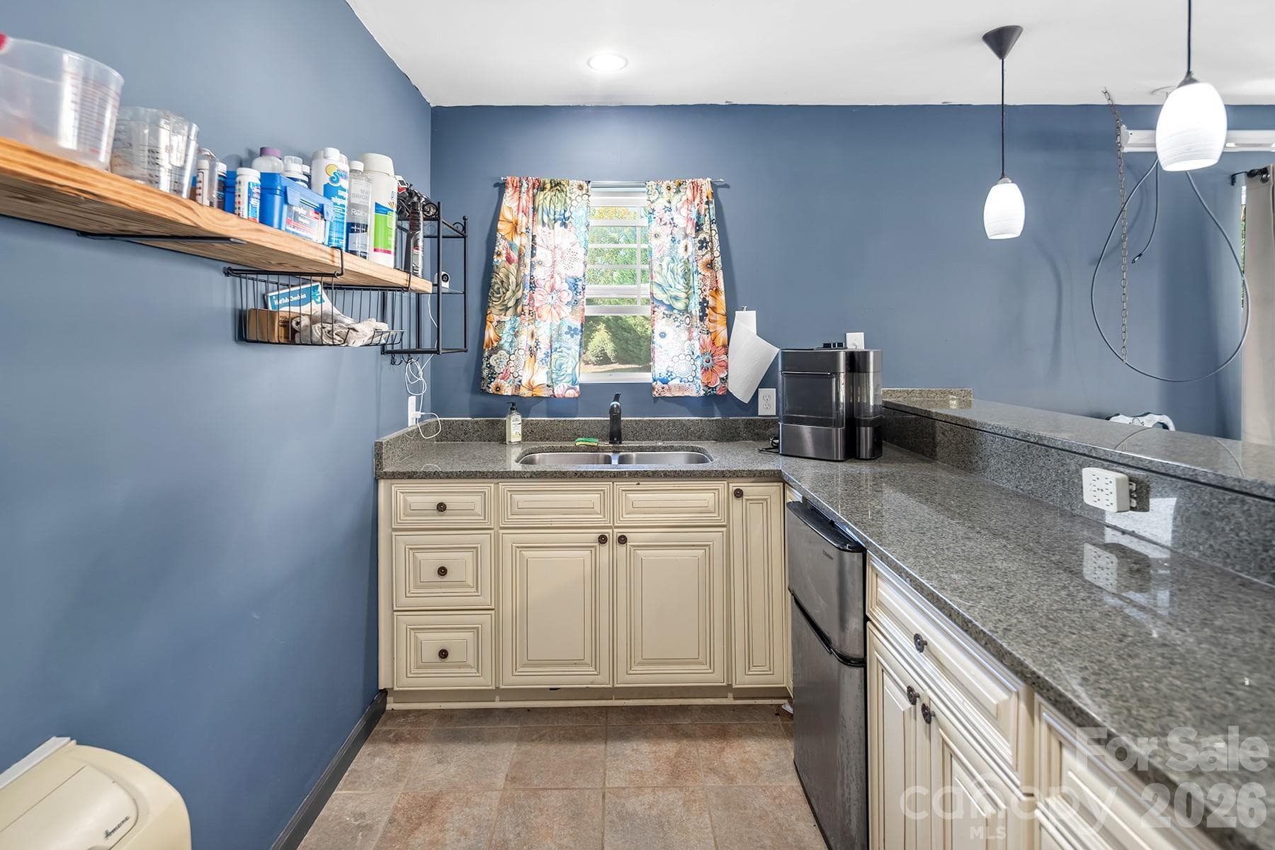 Pool House Kitchenette - 5050 Shady Meadow Lane, Denver