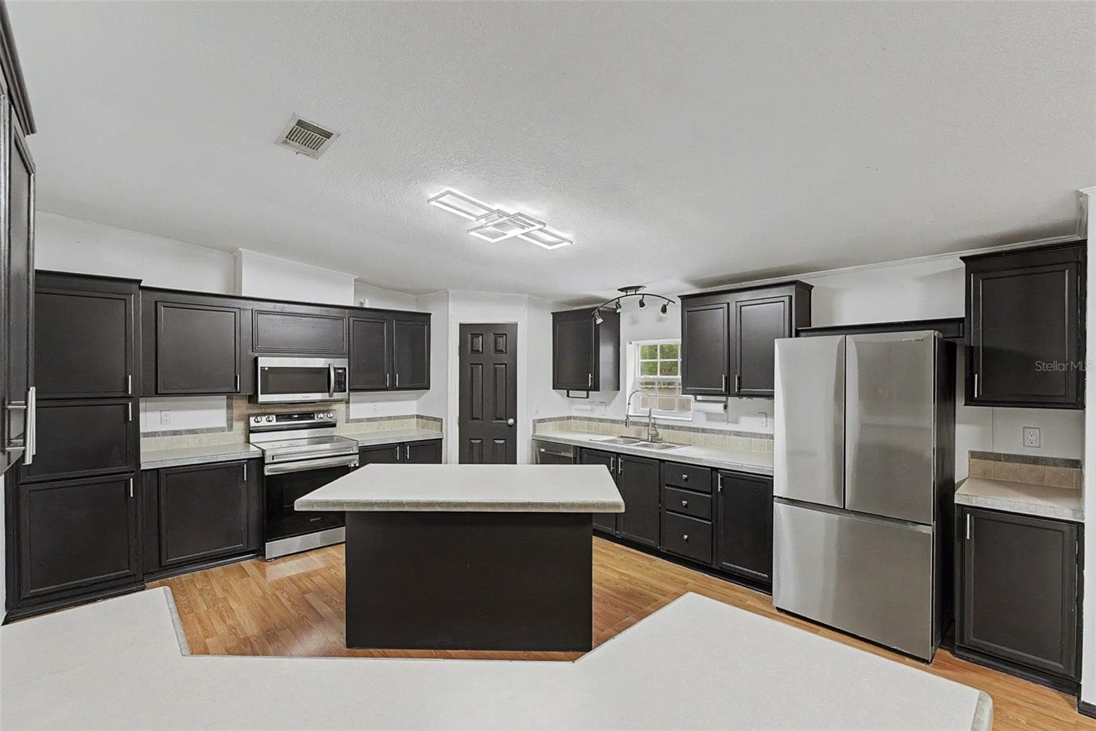 Manufactured Home at 17926 SE 49TH PL, HAWTHORNE, photo 37 of 93