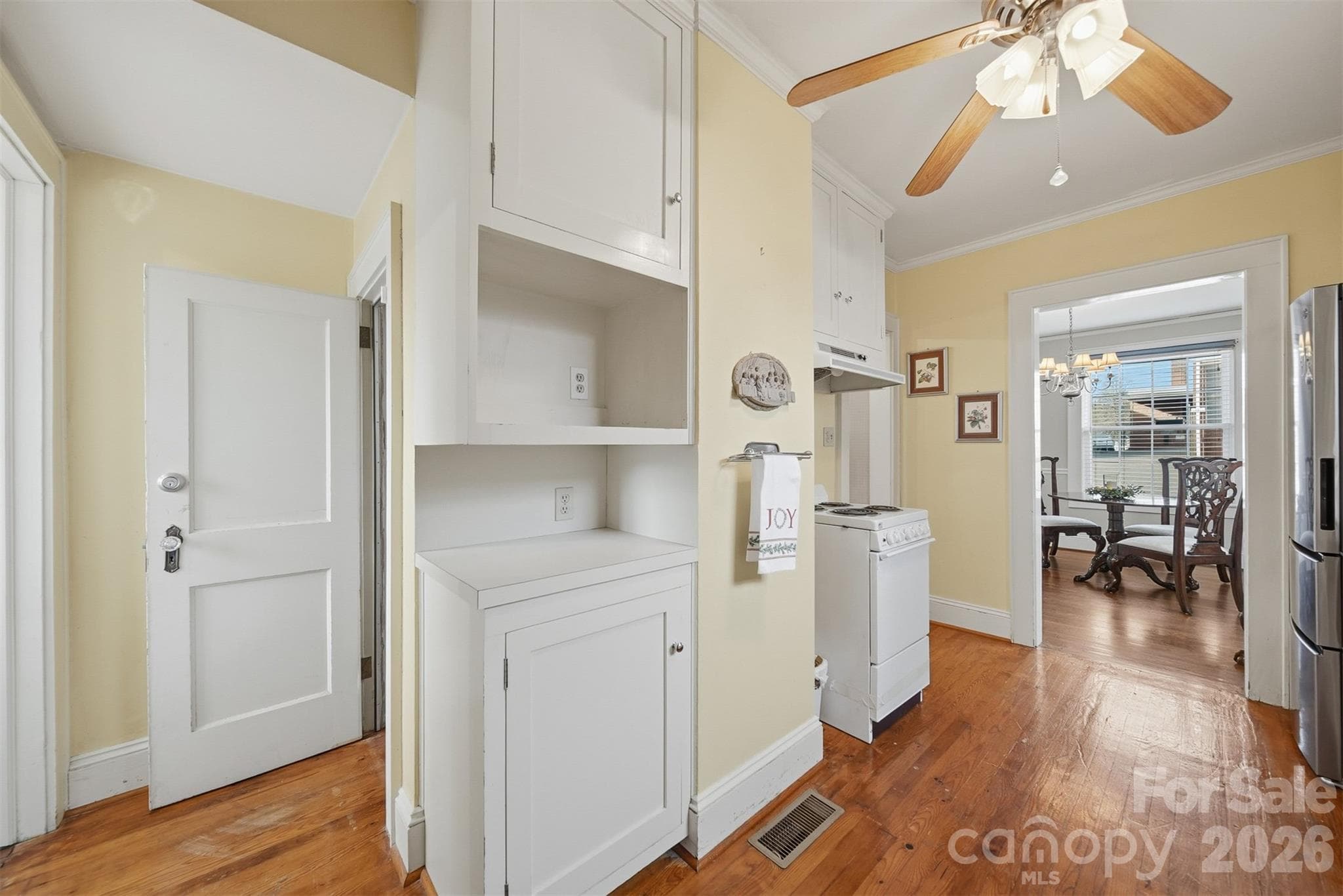 Single Family Residence at 323 4th Street Place SW, Hickory, photo 4 of 20