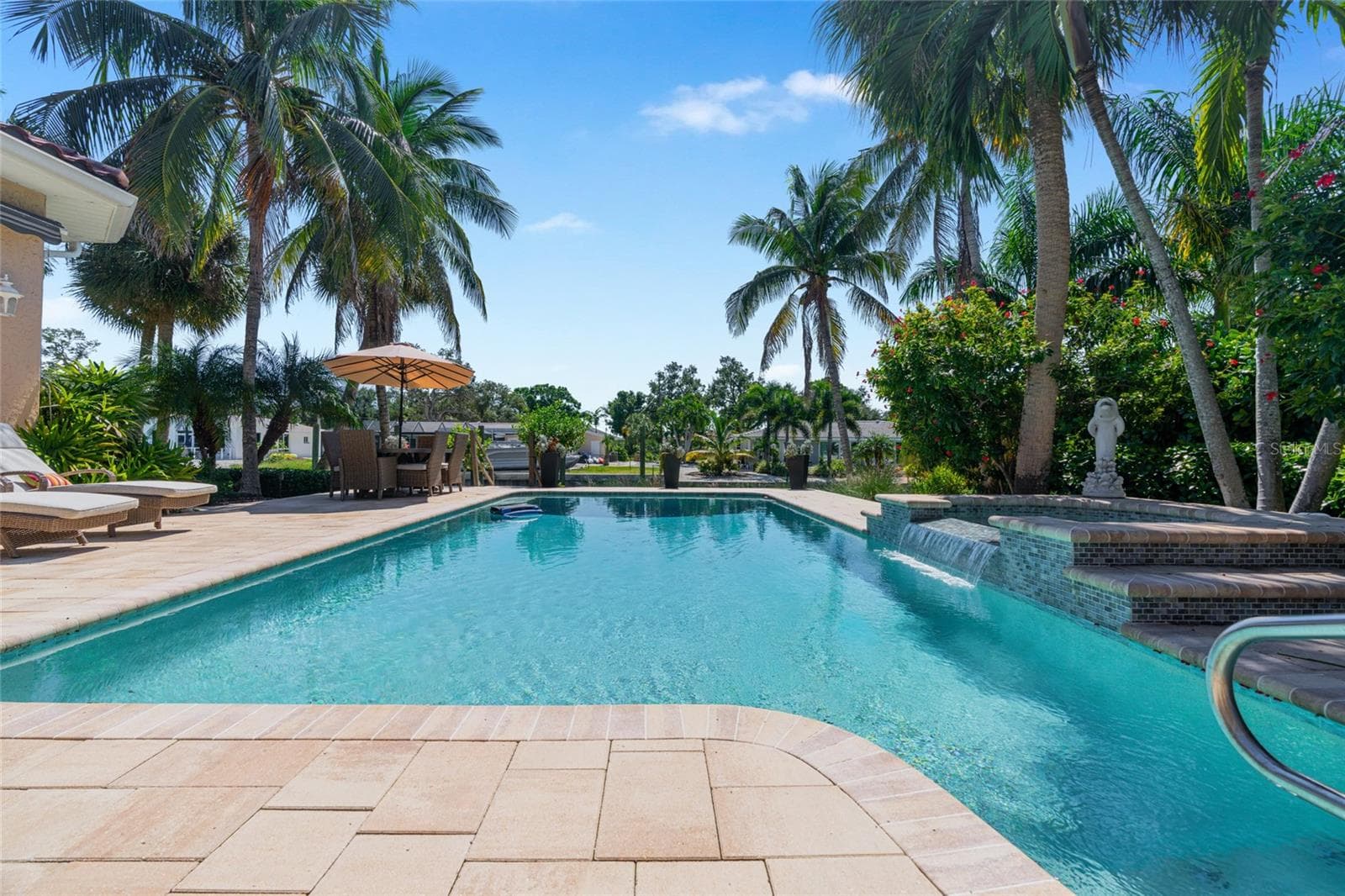 Resort-style pool and spa surrounded by mature palms create a private setting for enjoying the Florida sunshine. - 5376 SHADOW LAWN DR, SARASOTA
