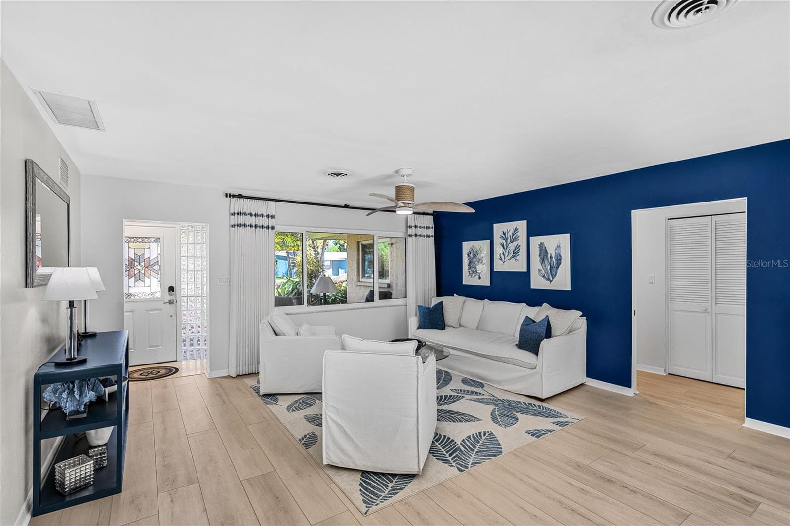 Casual Living Room, with an easy flow for everyday living and entertaining. - 5376 SHADOW LAWN DR, SARASOTA