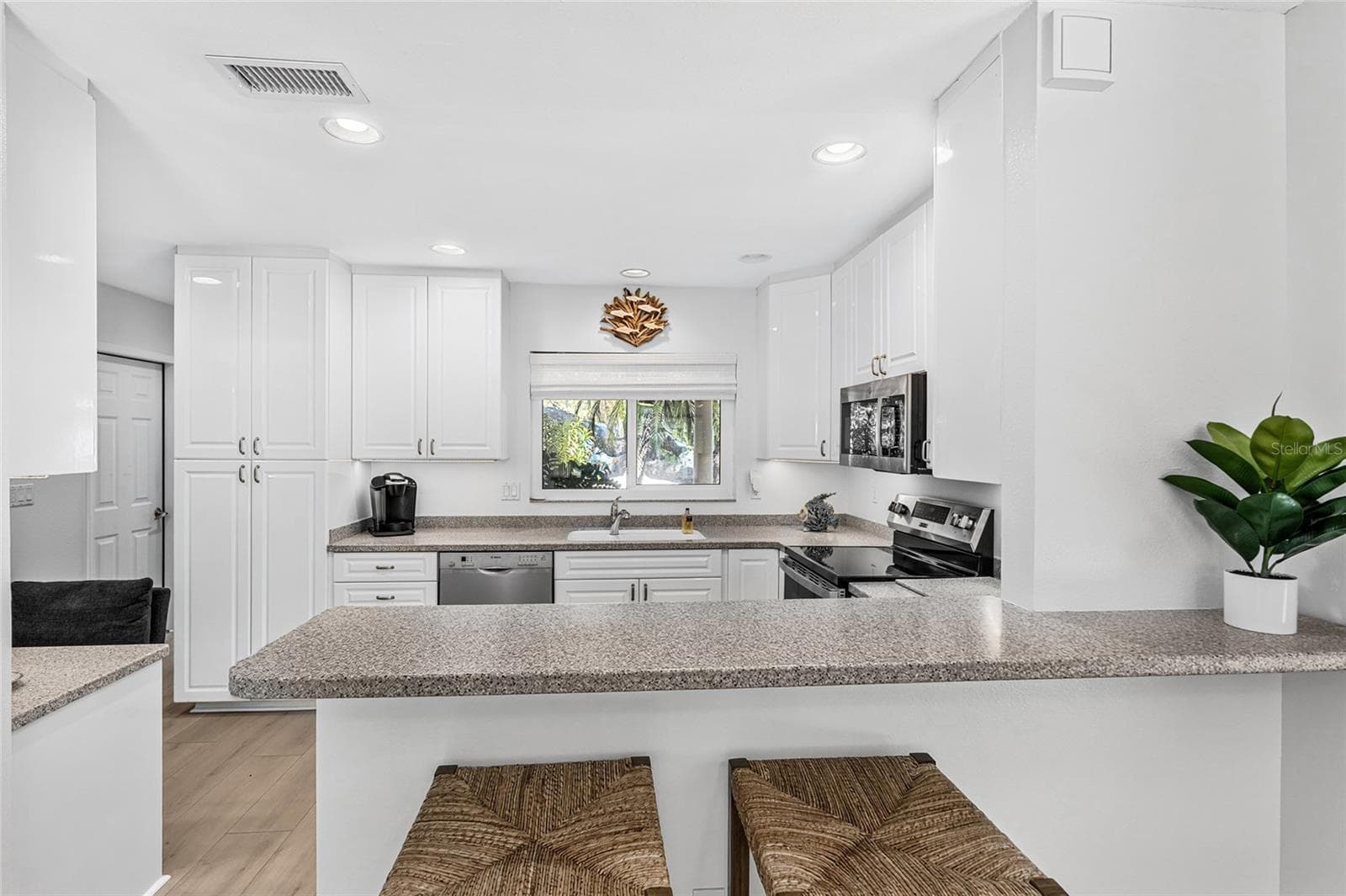 Kitchen Peninsula Seating, designed for everyday living and easy entertaining. - 5376 SHADOW LAWN DR, SARASOTA