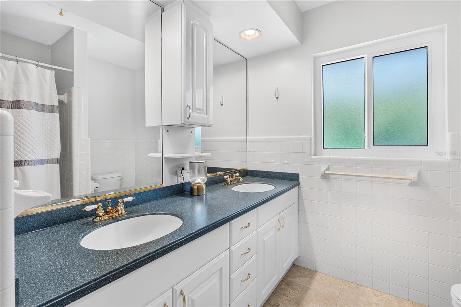 Guest Bath Tub Shower, with clean finishes and practical function. - 5376 SHADOW LAWN DR, SARASOTA