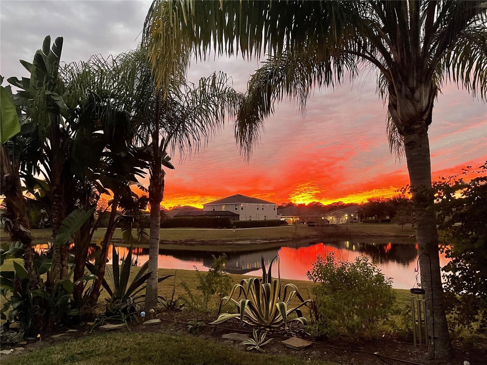 Sunset over the pond - 126 MYRTLEBERRY LN, DELAND