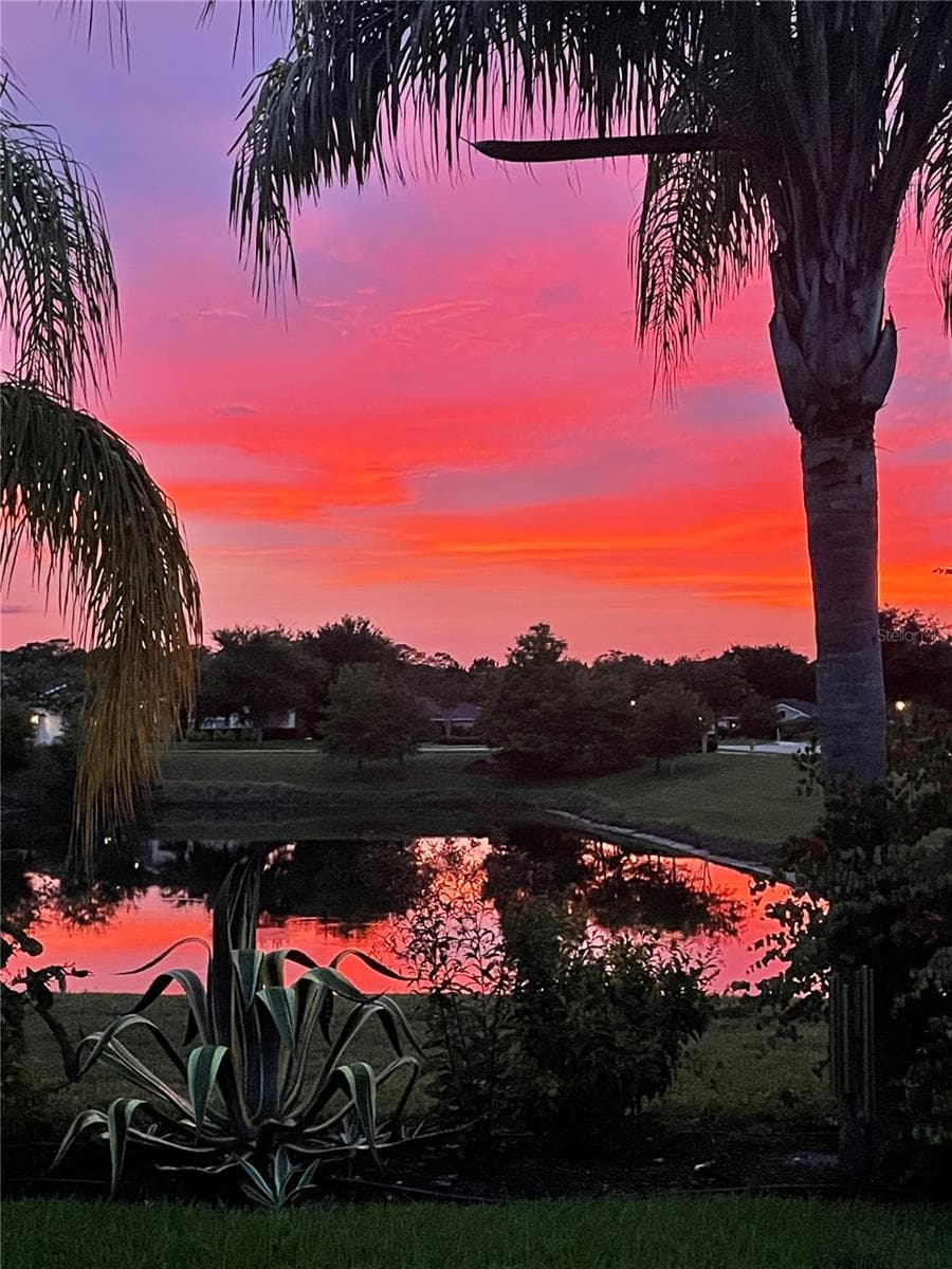 Sunset over the pond - 126 MYRTLEBERRY LN, DELAND
