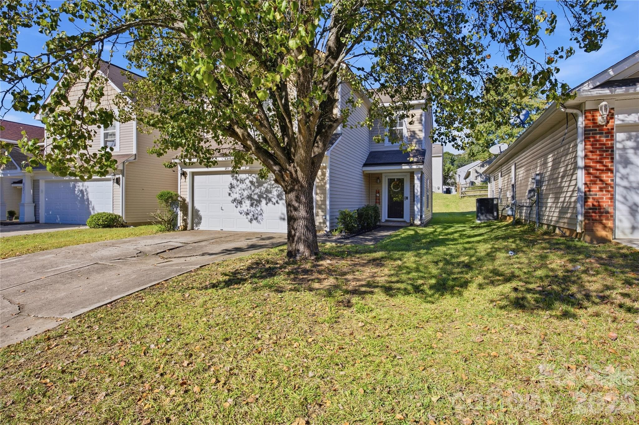 Single Family Residence at 8335 Wallace Glen Drive, Charlotte, photo 2 of 33