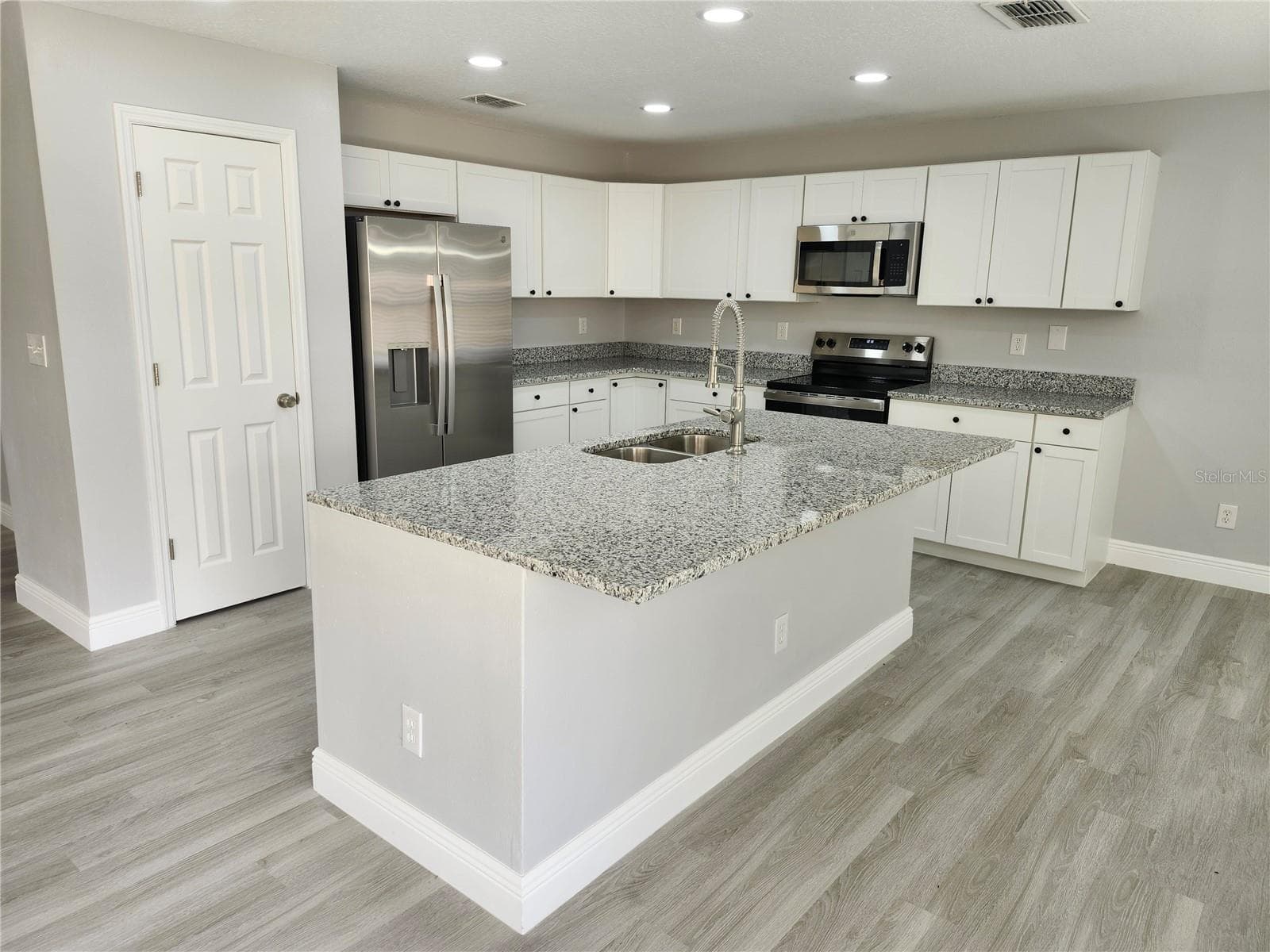 Kitchen with Eat In Bar - 3069 TOBAGO AVE, CLERMONT