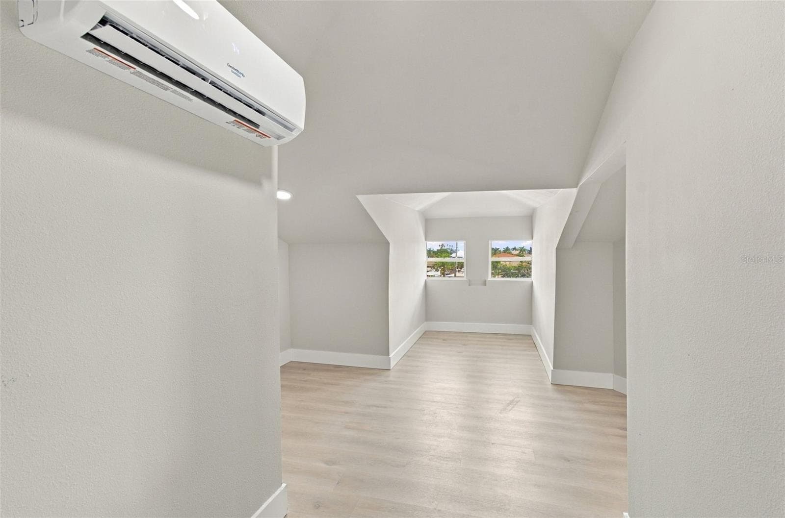 Finished attic - 5426 VENETIAN BLVD NE, ST PETERSBURG