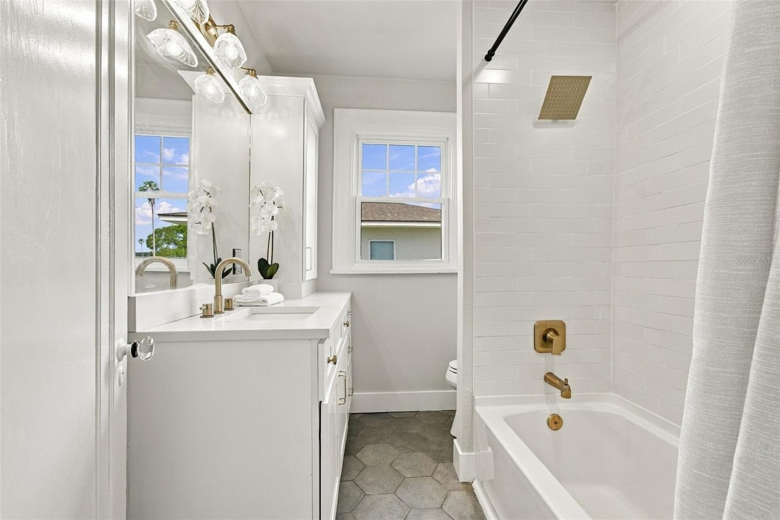 Second floor full bathroom - 5426 VENETIAN BLVD NE, ST PETERSBURG