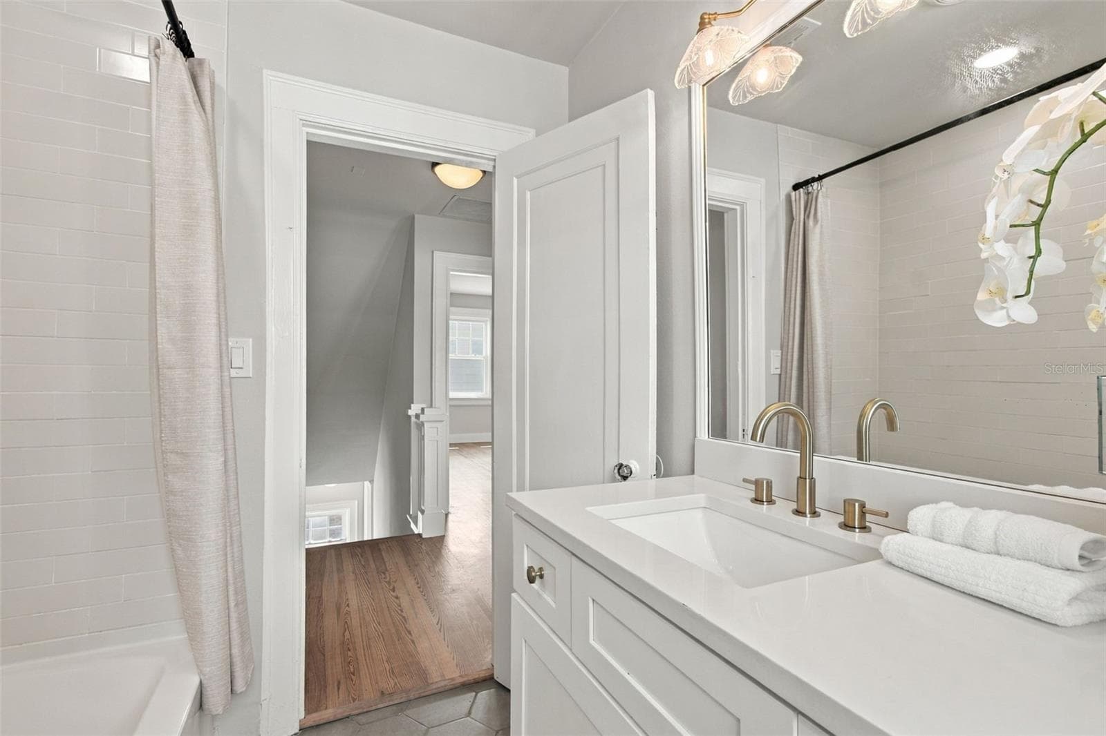 Second floor full bathroom - 5426 VENETIAN BLVD NE, ST PETERSBURG