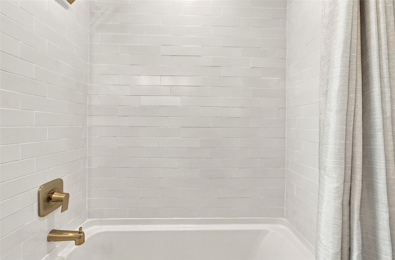 Second floor full bathroom - 5426 VENETIAN BLVD NE, ST PETERSBURG