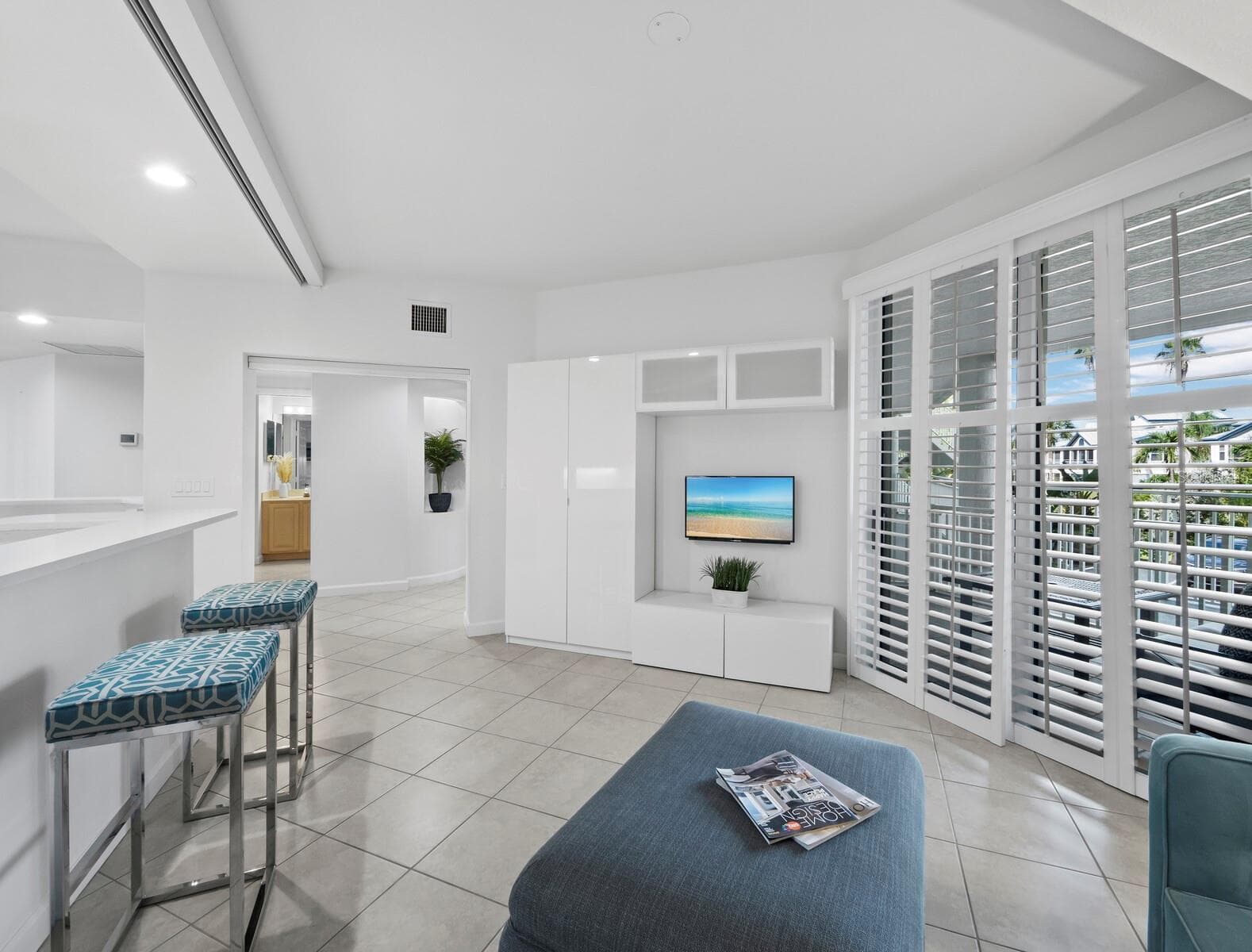 Family room with retractable privacy screen - 1260 DOLPHIN BAY WAY #203, SARASOTA