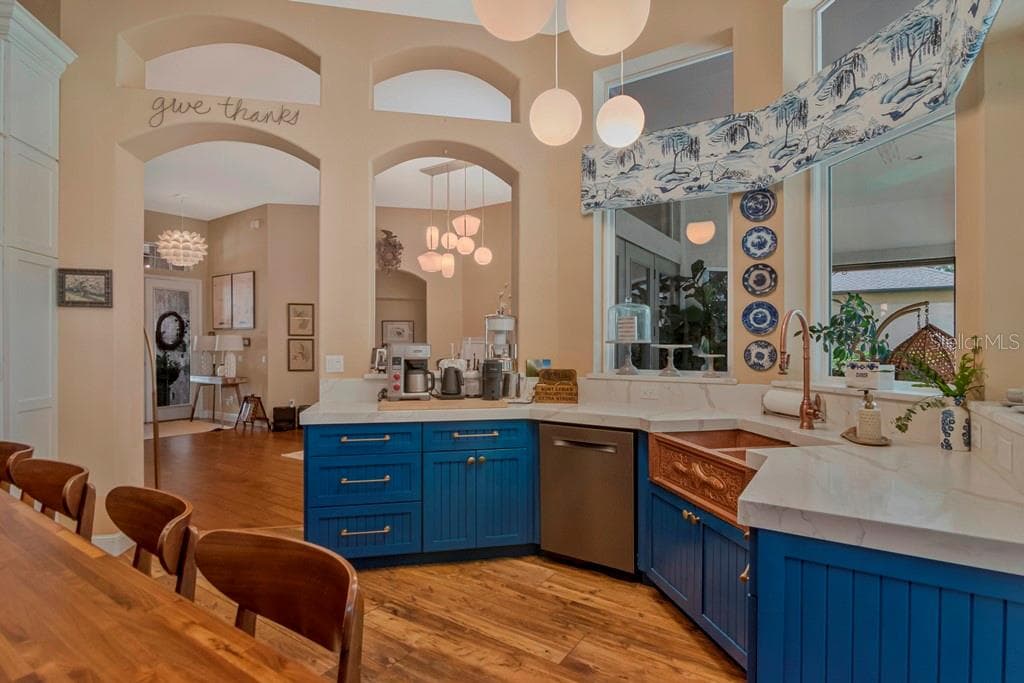 *Expansive Storage and Countertop Space - 5907 CHERRY OAK DR, VALRICO