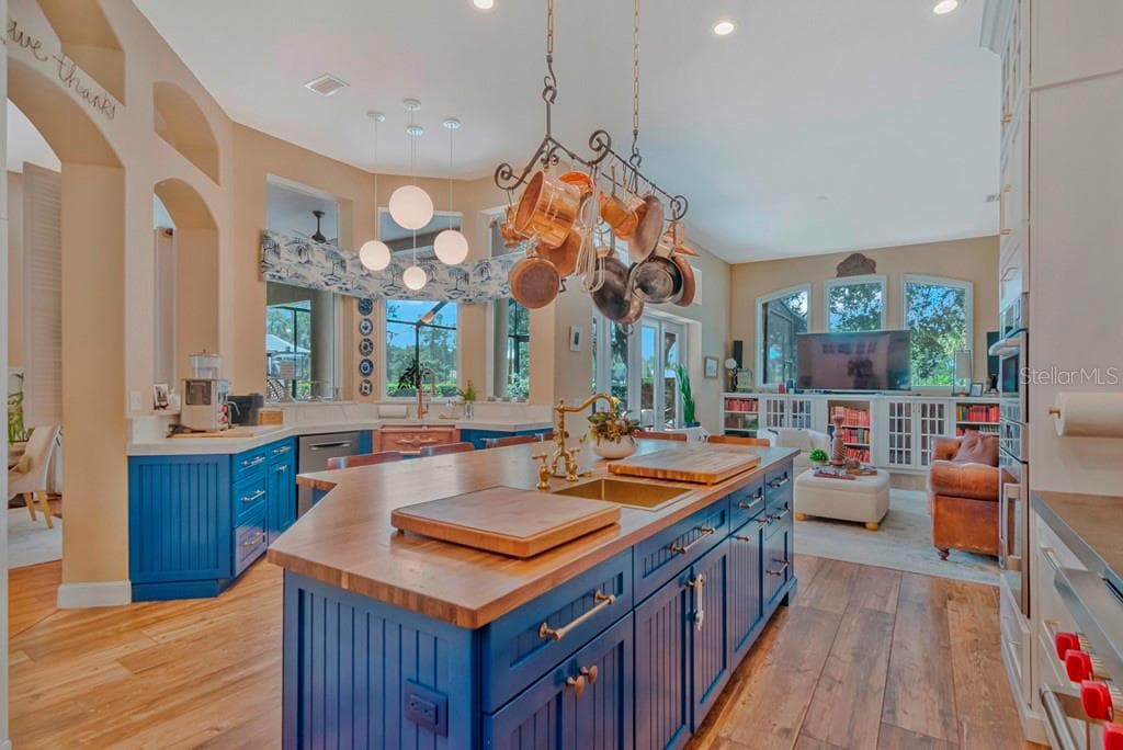 *Expansive Storage and Countertop Space - 5907 CHERRY OAK DR, VALRICO
