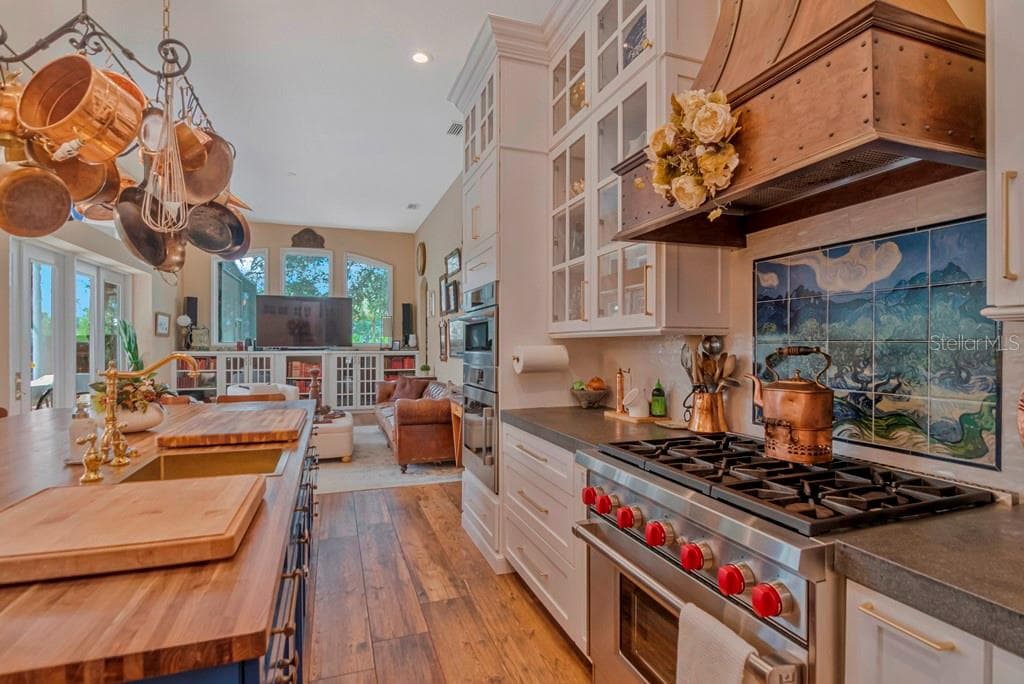 *New 6 Burner Gas Wolf Range and Custom Hood - 5907 CHERRY OAK DR, VALRICO