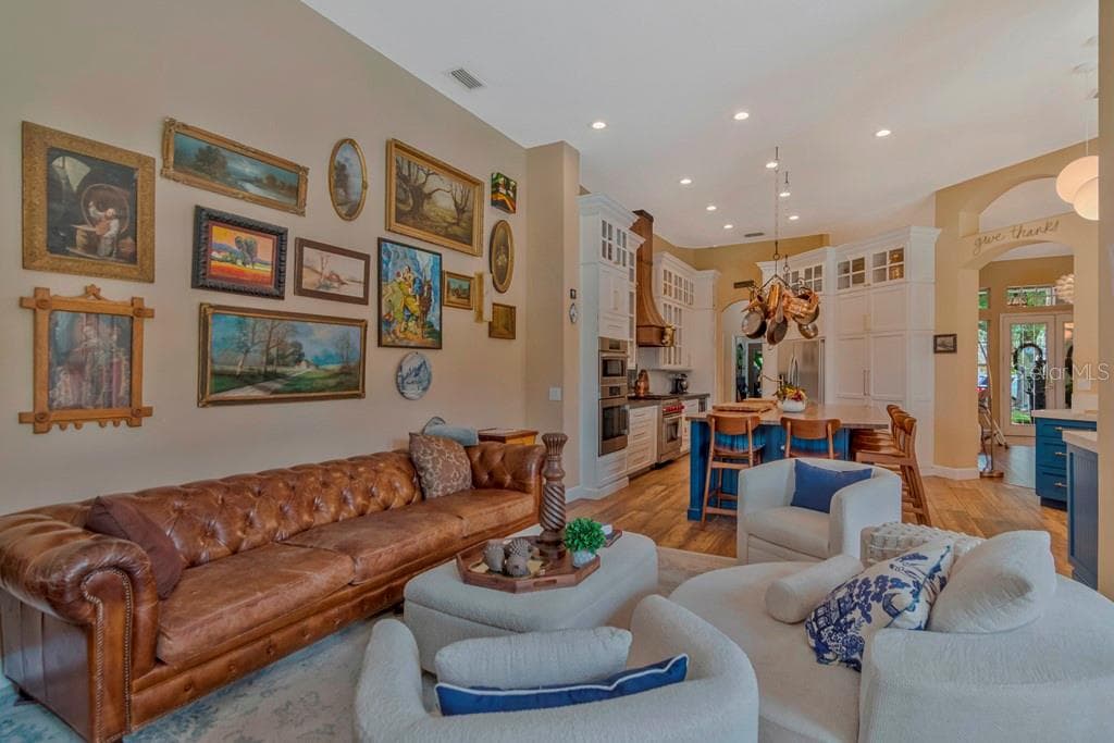 *Bright Living Space - 5907 CHERRY OAK DR, VALRICO