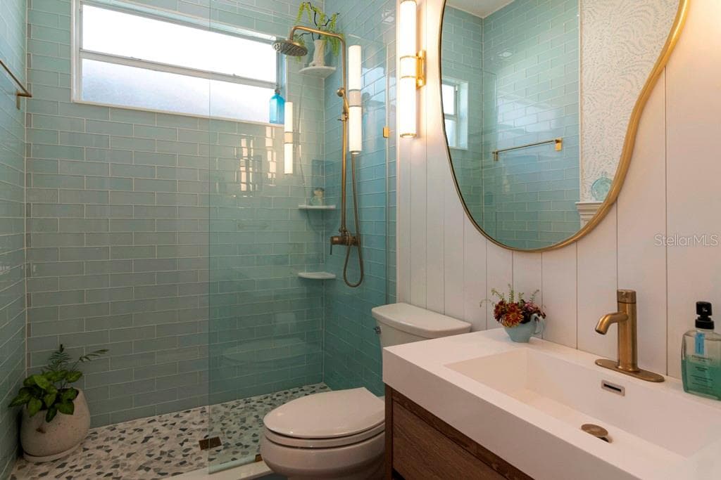 *Guest Bath 1 - 5907 CHERRY OAK DR, VALRICO