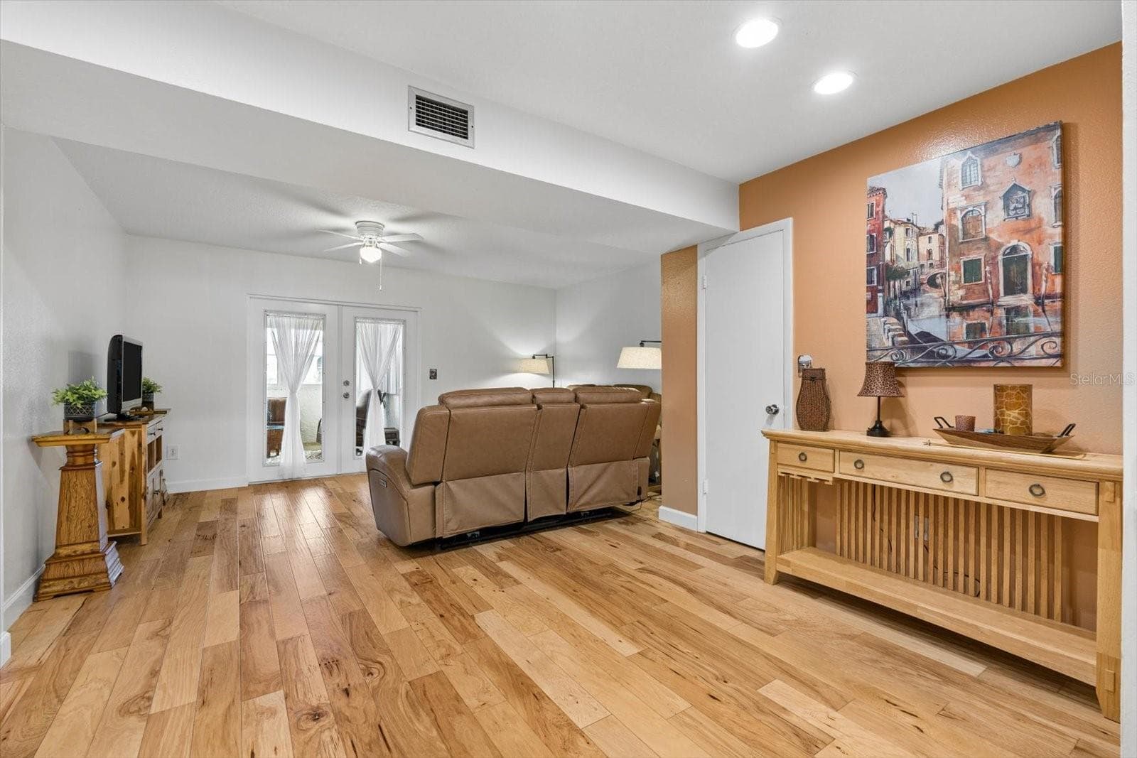 Living - 172 115TH AVE N #172, ST PETERSBURG