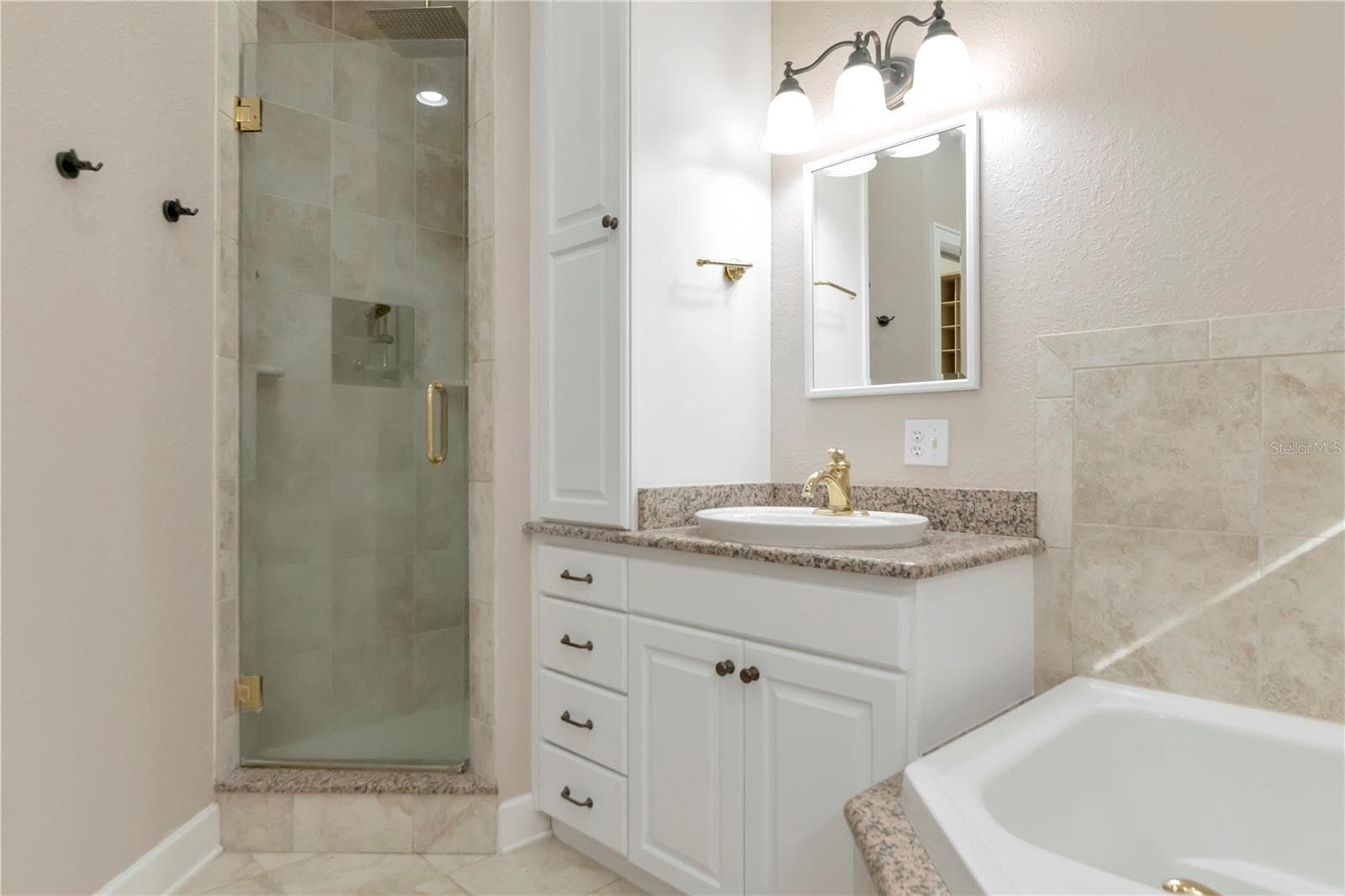EnSuite Dual Sinks, Jacuzzi Tub, Shower - 3816 W ESTRELLA ST, TAMPA