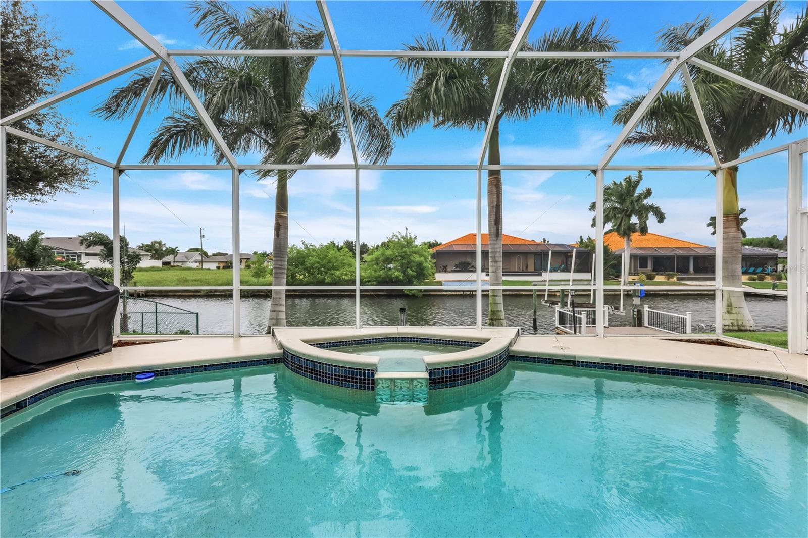 Sparkling swimming pool and spa. - 305 SE 31ST ST, CAPE CORAL