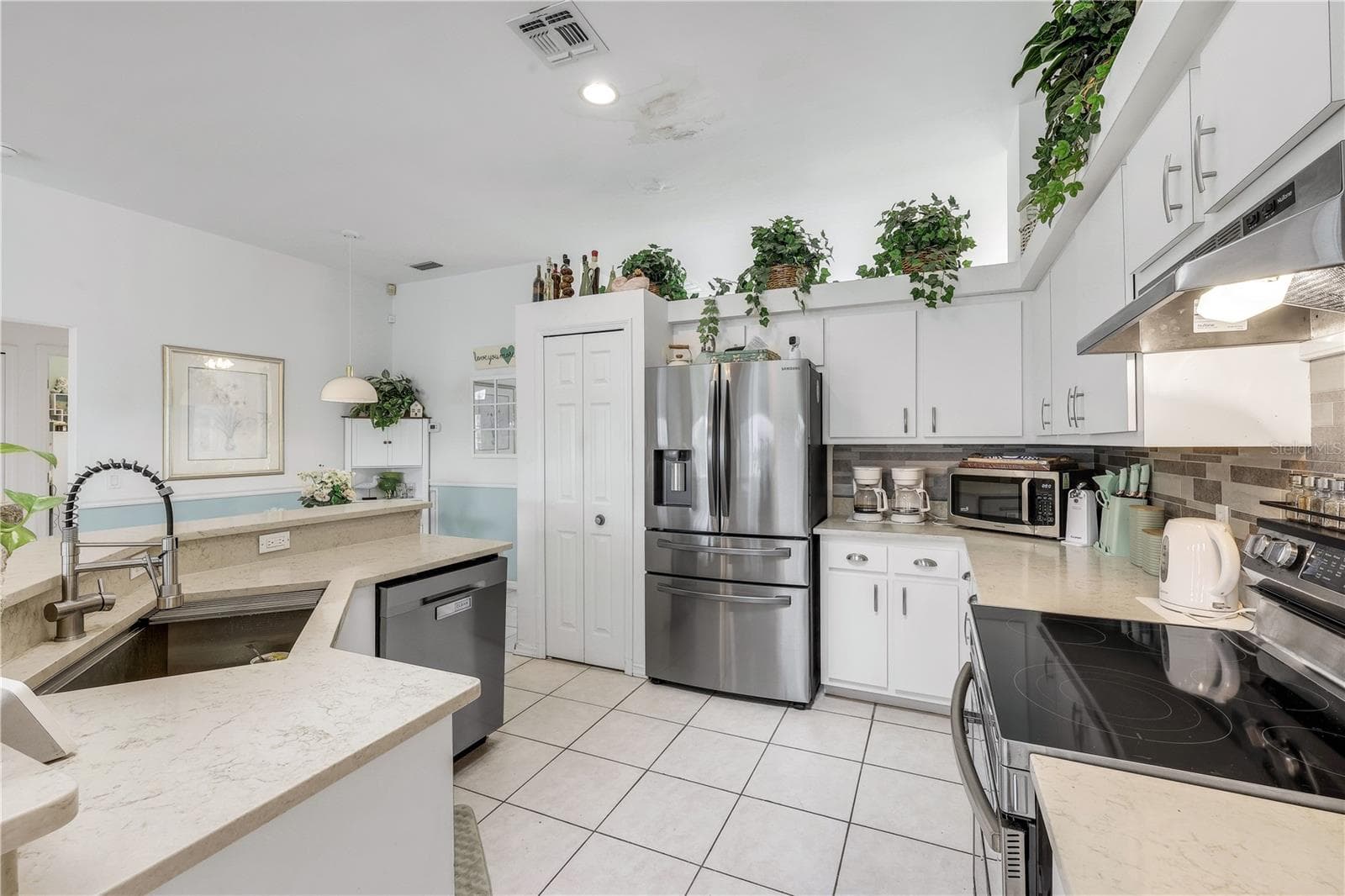 Spacious, open kitchen with newer stainless steel appliances. - 305 SE 31ST ST, CAPE CORAL