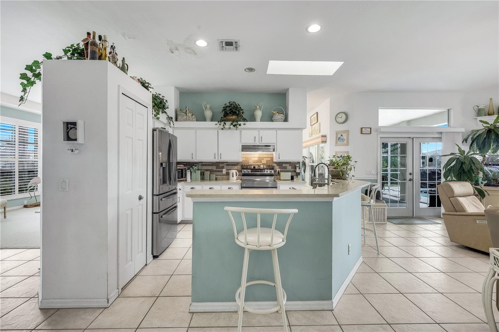 Bright, spacious kitchen with breakfast bar, pantry closet and access to the huge lanai. - 305 SE 31ST ST, CAPE CORAL