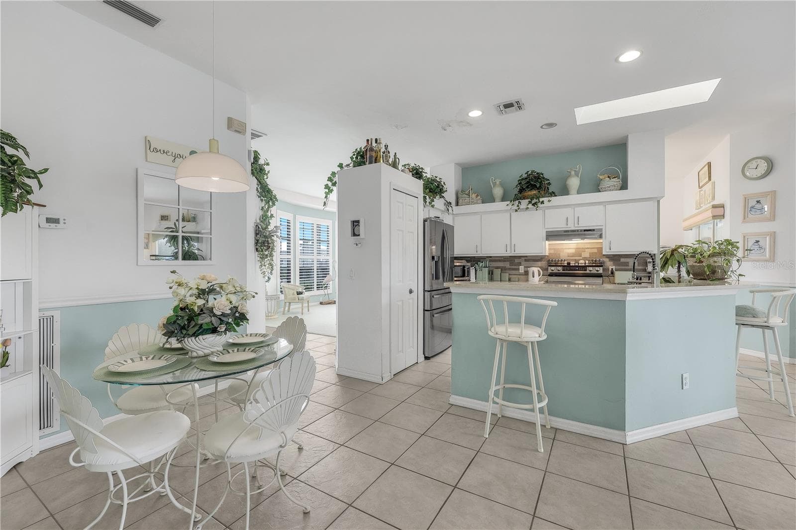 Kitchen with quaint in-kitchen dining area. - 305 SE 31ST ST, CAPE CORAL