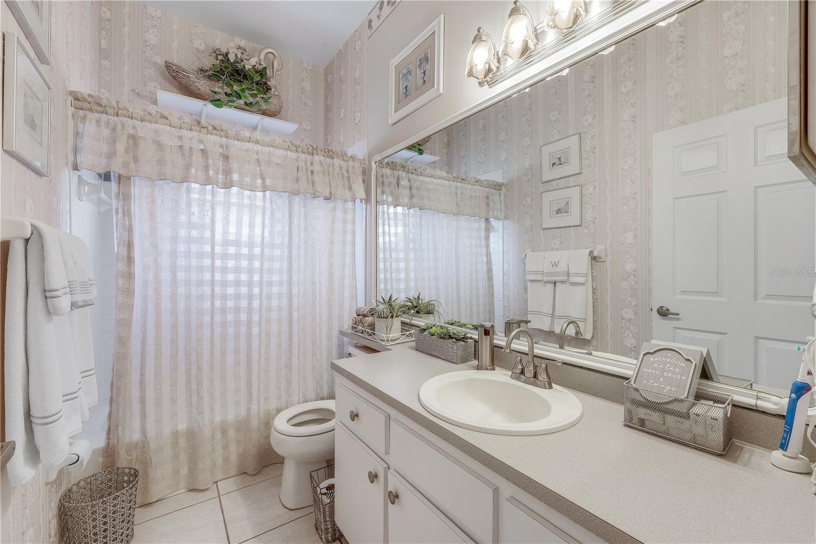 Guest bathroom with tub/shower combination. - 305 SE 31ST ST, CAPE CORAL