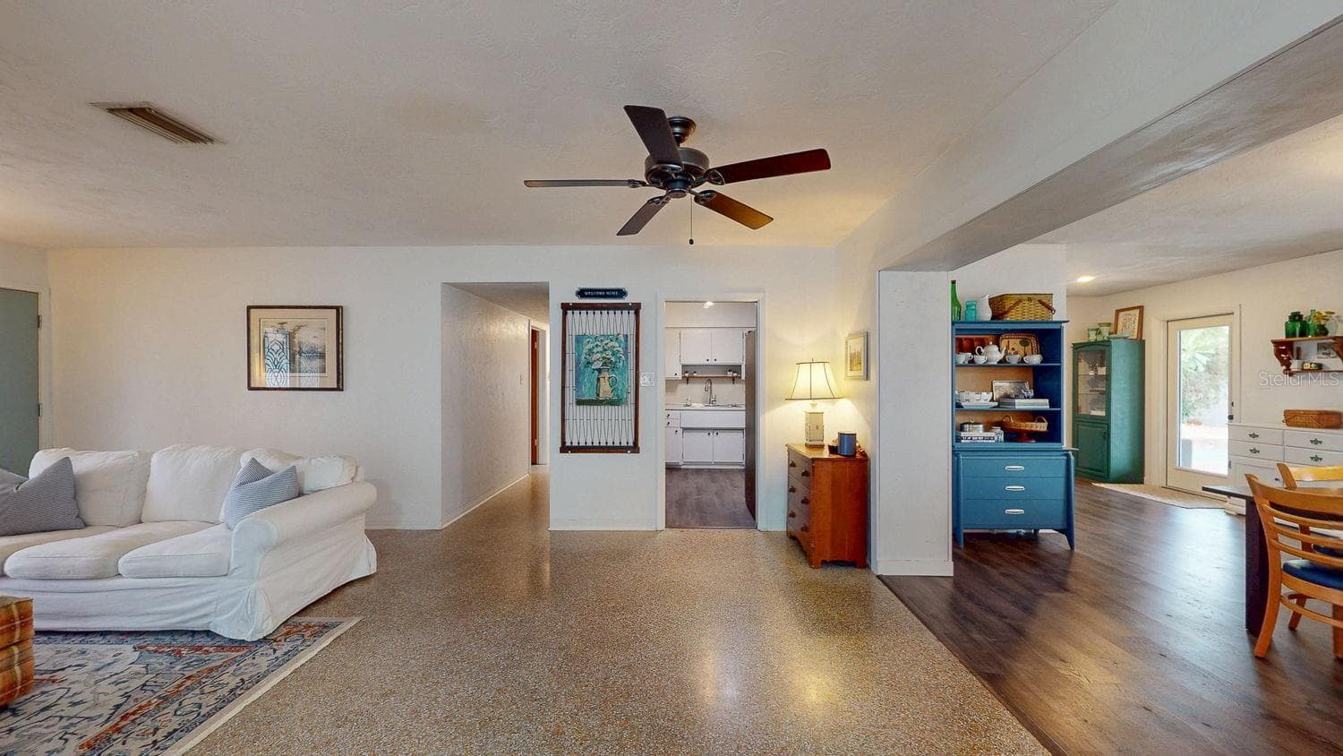 Living room - 6782 33RD AVE N, ST PETERSBURG