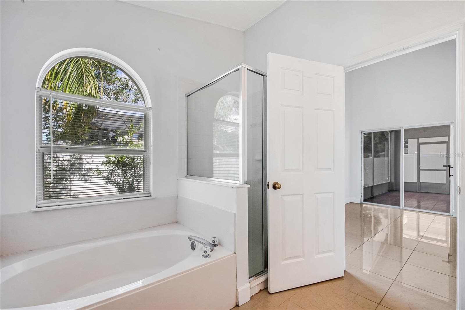 MASTER BEDROOM BATH - 12471 CASTLEMAIN TRL, ORLANDO